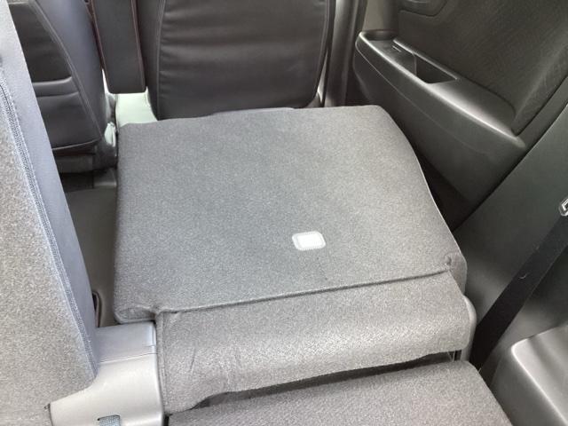 リアシートは簡単に倒すことができるので、ラゲッジルームも広がります。