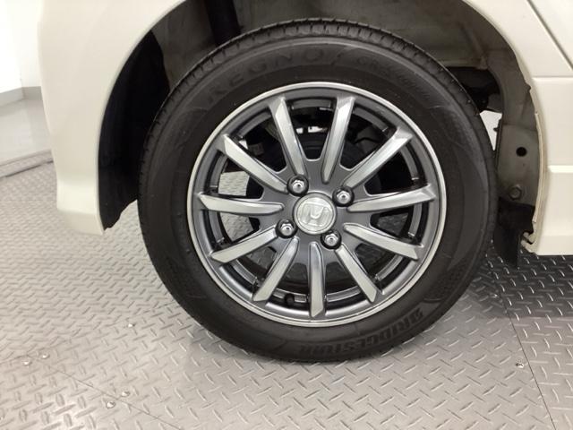 純正アルミホイールです。足元が引き立つので、車全体のイメージがアップしますよ！