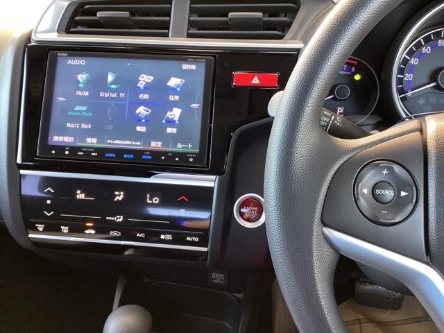 フィット １３Ｇ・Ｌパッケージ　純正ナビ　フルセグ　リアカメラ　軽減ブレーキ　盗難警報装置　Ｂカメ　Ｓキー　フルオートエアコン　ナビＴＶ　リモコンキー　サイドＳＲＳ　横滑り防止機能　エアバック　アイスト　ＥＴＣ付き　パワーウィンド（2枚目）