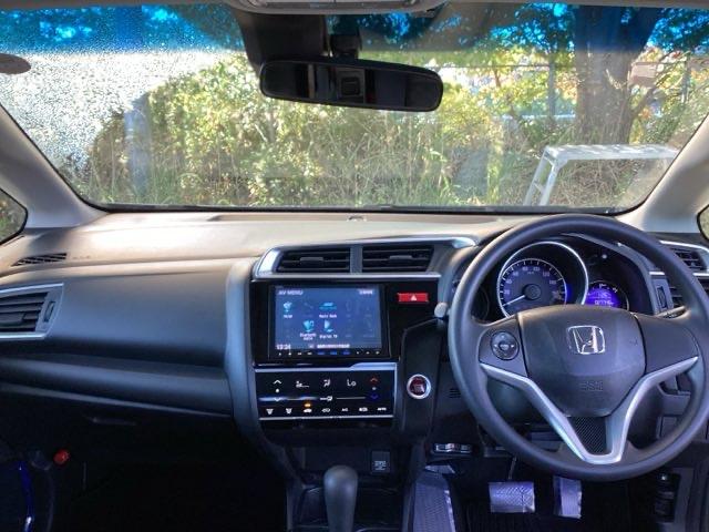 フィット １３Ｇ・Ｌパッケージ　純正ナビ　フルセグ　リアカメラ　軽減ブレーキ　盗難警報装置　Ｂカメ　Ｓキー　フルオートエアコン　ナビＴＶ　リモコンキー　サイドＳＲＳ　横滑り防止機能　エアバック　アイスト　ＥＴＣ付き　パワーウィンド（3枚目）