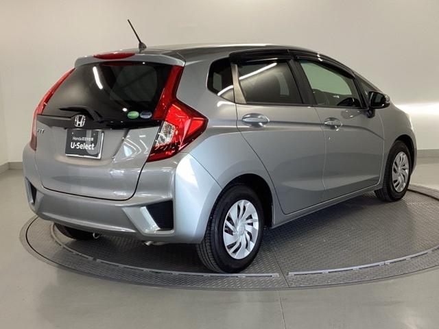 フィット １３Ｇ・Ｌパッケージ　純正ナビ　フルセグ　リアカメラ　軽減ブレーキ　盗難警報装置　Ｂカメ　Ｓキー　フルオートエアコン　ナビＴＶ　リモコンキー　サイドＳＲＳ　横滑り防止機能　エアバック　アイスト　ＥＴＣ付き　パワーウィンド（8枚目）