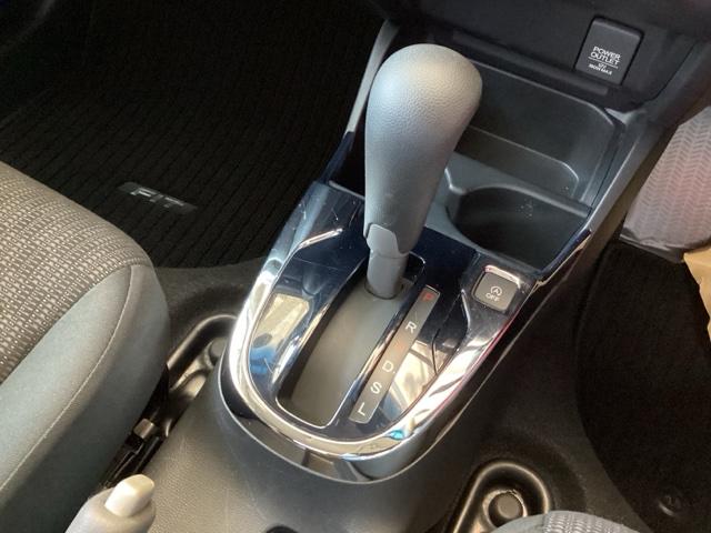 フィット １３Ｇ・Ｌパッケージ　純正ナビ　フルセグ　リアカメラ　軽減ブレーキ　盗難警報装置　Ｂカメ　Ｓキー　フルオートエアコン　ナビＴＶ　リモコンキー　サイドＳＲＳ　横滑り防止機能　エアバック　アイスト　ＥＴＣ付き　パワーウィンド（15枚目）