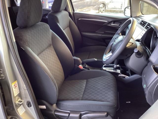 フィット １３Ｇ・Ｌパッケージ　純正ナビ　フルセグ　リアカメラ　軽減ブレーキ　盗難警報装置　Ｂカメ　Ｓキー　フルオートエアコン　ナビＴＶ　リモコンキー　サイドＳＲＳ　横滑り防止機能　エアバック　アイスト　ＥＴＣ付き　パワーウィンド（19枚目）