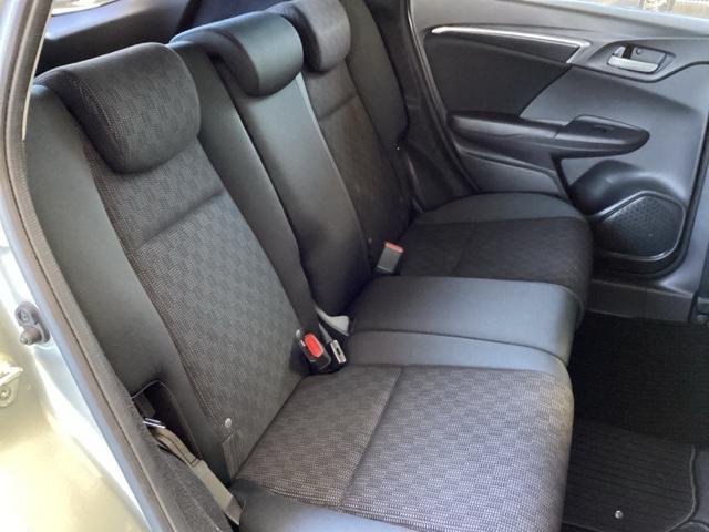 フィット １３Ｇ・Ｌパッケージ　純正ナビ　フルセグ　リアカメラ　軽減ブレーキ　盗難警報装置　Ｂカメ　Ｓキー　フルオートエアコン　ナビＴＶ　リモコンキー　サイドＳＲＳ　横滑り防止機能　エアバック　アイスト　ＥＴＣ付き　パワーウィンド（20枚目）