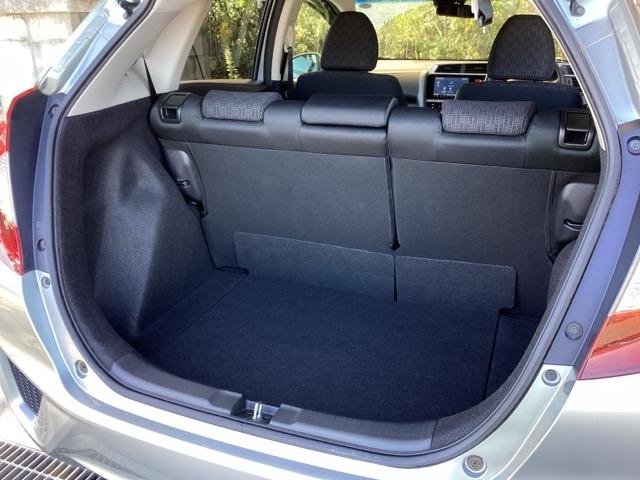 フィット １３Ｇ・Ｌパッケージ　純正ナビ　フルセグ　リアカメラ　軽減ブレーキ　盗難警報装置　Ｂカメ　Ｓキー　フルオートエアコン　ナビＴＶ　リモコンキー　サイドＳＲＳ　横滑り防止機能　エアバック　アイスト　ＥＴＣ付き　パワーウィンド（21枚目）