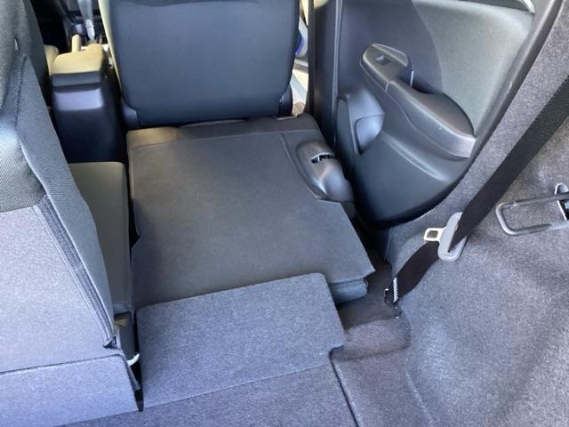 フィット １３Ｇ・Ｌパッケージ　純正ナビ　フルセグ　リアカメラ　軽減ブレーキ　盗難警報装置　Ｂカメ　Ｓキー　フルオートエアコン　ナビＴＶ　リモコンキー　サイドＳＲＳ　横滑り防止機能　エアバック　アイスト　ＥＴＣ付き　パワーウィンド（22枚目）