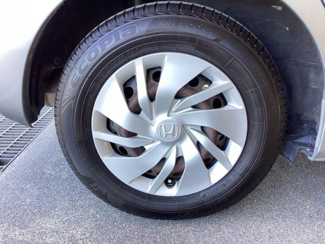 フィット １３Ｇ・Ｌパッケージ　純正ナビ　フルセグ　リアカメラ　軽減ブレーキ　盗難警報装置　Ｂカメ　Ｓキー　フルオートエアコン　ナビＴＶ　リモコンキー　サイドＳＲＳ　横滑り防止機能　エアバック　アイスト　ＥＴＣ付き　パワーウィンド（25枚目）