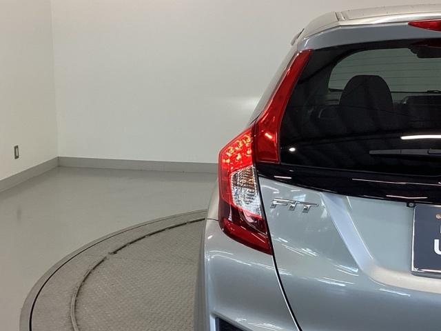 フィット １３Ｇ・Ｌパッケージ　純正ナビ　フルセグ　リアカメラ　軽減ブレーキ　盗難警報装置　Ｂカメ　Ｓキー　フルオートエアコン　ナビＴＶ　リモコンキー　サイドＳＲＳ　横滑り防止機能　エアバック　アイスト　ＥＴＣ付き　パワーウィンド（34枚目）