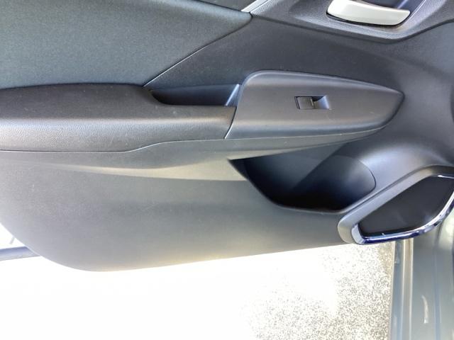 フィット １３Ｇ・Ｌパッケージ　純正ナビ　フルセグ　リアカメラ　軽減ブレーキ　盗難警報装置　Ｂカメ　Ｓキー　フルオートエアコン　ナビＴＶ　リモコンキー　サイドＳＲＳ　横滑り防止機能　エアバック　アイスト　ＥＴＣ付き　パワーウィンド（38枚目）