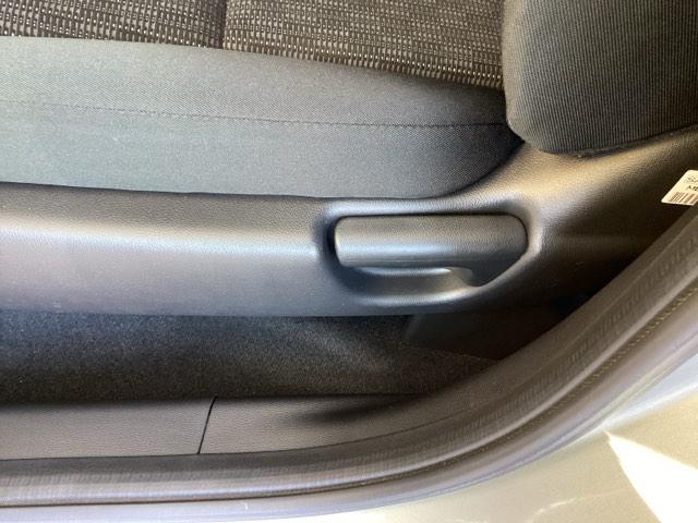 フィット １３Ｇ・Ｌパッケージ　純正ナビ　フルセグ　リアカメラ　軽減ブレーキ　盗難警報装置　Ｂカメ　Ｓキー　フルオートエアコン　ナビＴＶ　リモコンキー　サイドＳＲＳ　横滑り防止機能　エアバック　アイスト　ＥＴＣ付き　パワーウィンド（39枚目）