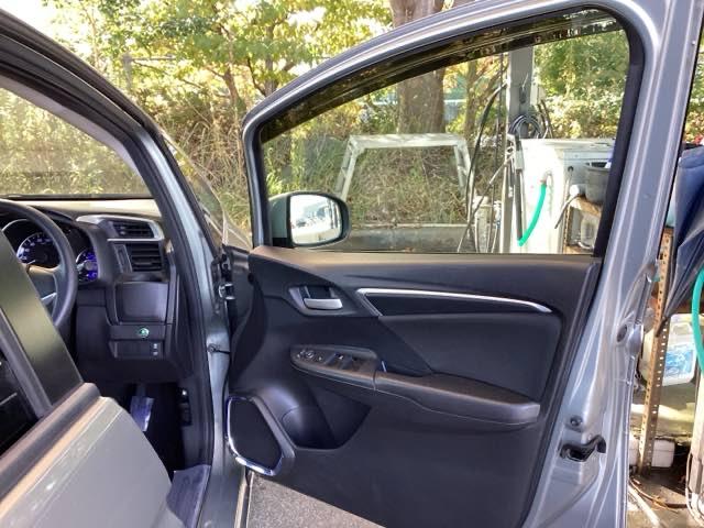 フィット １３Ｇ・Ｌパッケージ　純正ナビ　フルセグ　リアカメラ　軽減ブレーキ　盗難警報装置　Ｂカメ　Ｓキー　フルオートエアコン　ナビＴＶ　リモコンキー　サイドＳＲＳ　横滑り防止機能　エアバック　アイスト　ＥＴＣ付き　パワーウィンド（48枚目）