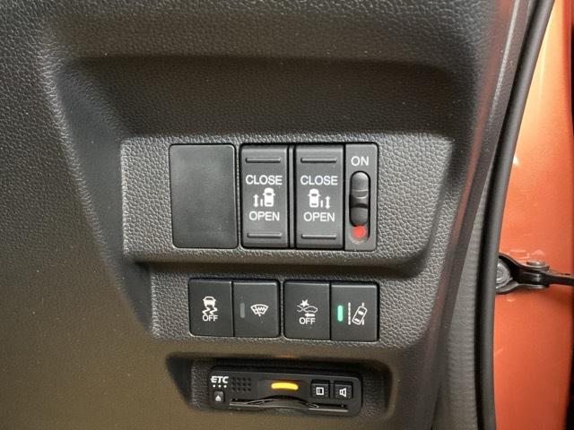 フリード クロスター・ホンダセンシング 純正ナビ フルセグ リアカメラ 両PSD USBポート 地デジ エアバック Iストップ VSA リヤカメラ 3列シート DVD再生 ウォークスルー イモビライザー キーフリー パワステ クルコン(16枚目)