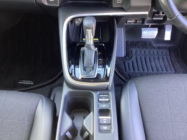 ヴェゼル e:HEVZ メモリーナビ ドラレコ ETC リアカメラ 衝突回避支援ブレーキ機能 スマキ Pトランク フルオートエアコン Dレコ エアバッグ 両席エアバック Rカメ 記録簿付 パワーウィンドウ LEDランプ(16枚目)