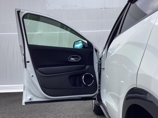 ヴェゼル ハイブリッドX・ホンダセンシング メモリーナビ リアカメラ ETC Aクルーズ Bモニ スマキー オートエアコン VSA LEDヘッドライト カーテンエアバッグ ABS パワーウィンドウ USB Wエアバッグ DVD再生 キーレス(26枚目)
