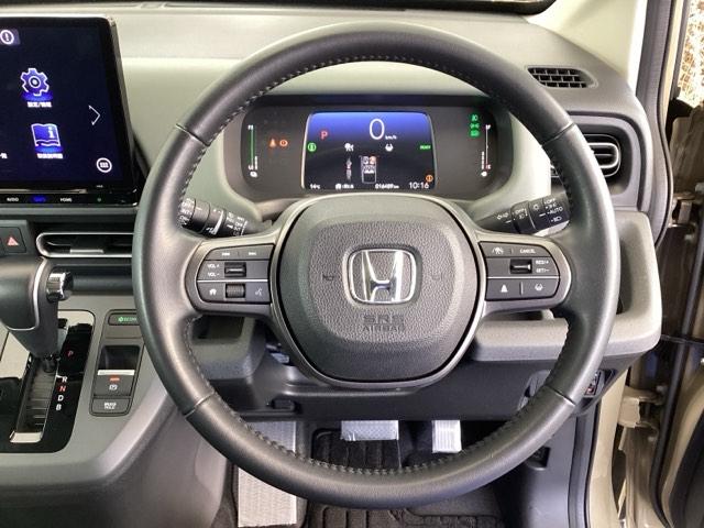 �{�v�n���h���̉E���ɂ���{�^���������N���[�Y�R���g���[���ł��B�A�N�Z���y�_���𓥂܂��ɐݒ葬�x���L�[�v�B�������H�ł̃h���C�u�����N�ɁB�܂��A���ɃI�[�f�B�I�����R���X�C�b�`������܂��B