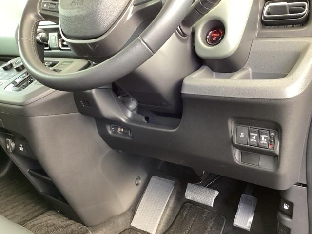 �����ɍ����ŕ֗��Ȃd�s�b������A�܂��A�֗��ȓd���X���C�h�h�A�A�������h���u�r�`�Ȃǂ̃X�C�b�`�́A�^�]�Ȃ̉E���A��̓͂��₷���ʒu�ɂ���܂��B