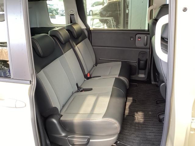 ���A�V�[�g�́A�x���`�V�[�g�ŁA���E���ꂼ��O��ɃX���C�h�ł��A�܂��A�܂肽���ގ����ł��܂��I