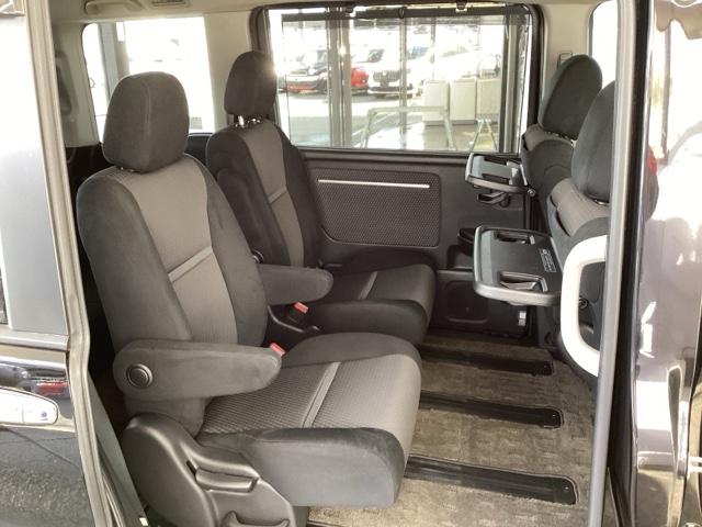 ステップワゴンスパーダ スパーダホンダセンシング　純正メモリーナビ　両側電動スライドドア　盗難防止　助手席エアバッグ　Ｗパワスラ　地デジ　サイドエアバッグ　ＬＥＤライト　横滑り防止システム　オートエアコン　リアカメラ　ナビ＆ＴＶ　三列シート　ＥＴＣ付（17枚目）