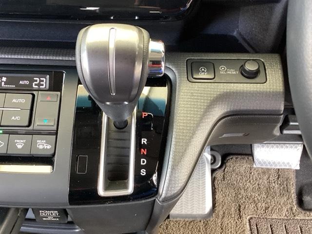 ステップワゴンスパーダ スパーダホンダセンシング　純正メモリーナビ　両側電動スライドドア　盗難防止　助手席エアバッグ　Ｗパワスラ　地デジ　サイドエアバッグ　ＬＥＤライト　横滑り防止システム　オートエアコン　リアカメラ　ナビ＆ＴＶ　三列シート　ＥＴＣ付（39枚目）