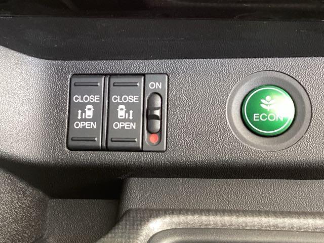 ステップワゴンスパーダ スパーダホンダセンシング　純正メモリーナビ　両側電動スライドドア　盗難防止　助手席エアバッグ　Ｗパワスラ　地デジ　サイドエアバッグ　ＬＥＤライト　横滑り防止システム　オートエアコン　リアカメラ　ナビ＆ＴＶ　三列シート　ＥＴＣ付（45枚目）