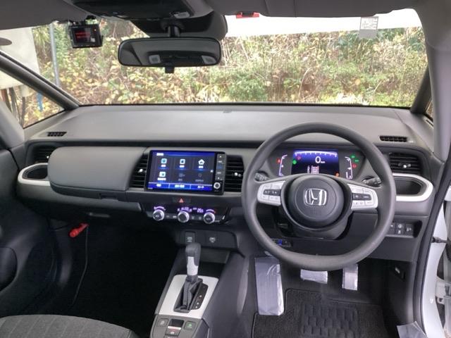 フィット ホーム　純正メモリーナビ　リアカメラ　ＥＴＣ　衝突軽減ブレーキ　ＬＥＤライト　オートライト　クリアランスソナー　フルセグＴＶ　記録簿付　エアバッグ　ｉストップ　スマ－トキ－　盗難防止装置　Ｗエアバック　ＤＶＤ（2枚目）