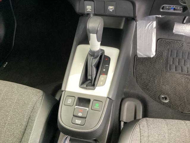 フィット ホーム　純正メモリーナビ　リアカメラ　ＥＴＣ　衝突軽減ブレーキ　ＬＥＤライト　オートライト　クリアランスソナー　フルセグＴＶ　記録簿付　エアバッグ　ｉストップ　スマ－トキ－　盗難防止装置　Ｗエアバック　ＤＶＤ（13枚目）