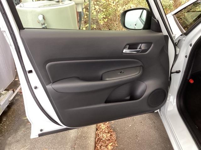 フィット ホーム　純正メモリーナビ　リアカメラ　ＥＴＣ　衝突軽減ブレーキ　ＬＥＤライト　オートライト　クリアランスソナー　フルセグＴＶ　記録簿付　エアバッグ　ｉストップ　スマ－トキ－　盗難防止装置　Ｗエアバック　ＤＶＤ（32枚目）