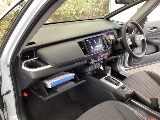 フィット ホーム　純正メモリーナビ　リアカメラ　ＥＴＣ　衝突軽減ブレーキ　ＬＥＤライト　オートライト　クリアランスソナー　フルセグＴＶ　記録簿付　エアバッグ　ｉストップ　スマ－トキ－　盗難防止装置　Ｗエアバック　ＤＶＤ（33枚目）