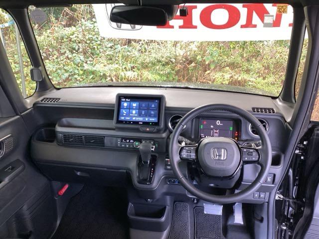 Ｎ－ＢＯＸカスタム ターボ　純正ディスプレイオーディオ　リアカメラ　イモビライザー　衝突被害軽減　ベンチシート　キーフリー　Ｐセンサー　ＥＳＣ　パワステ　両席エアバック　サイドエアバッグ　ターボ車　ＵＳＢ接続　Ａライト　スマキー（2枚目）