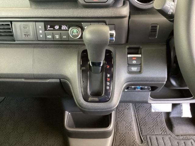 Ｎ－ＢＯＸカスタム ターボ　純正ディスプレイオーディオ　リアカメラ　イモビライザー　衝突被害軽減　ベンチシート　キーフリー　Ｐセンサー　ＥＳＣ　パワステ　両席エアバック　サイドエアバッグ　ターボ車　ＵＳＢ接続　Ａライト　スマキー（13枚目）