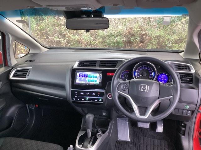 フィット １３Ｇ・Ｌパッケージ　純正メモリナビ　衝突低減ブレーキ　ＥＴＣ　軽減ブレーキ　盗難警報装置　Ｂカメ　Ｓキー　ワンセグ　フルオートエアコン　ナビＴＶ　リモコンキー　サイドＳＲＳ　横滑り防止機能　エアバック　アイスト　ドラレコ（2枚目）