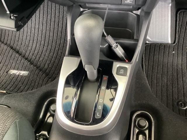 フィット １３Ｇ・Ｌパッケージ　純正メモリナビ　衝突低減ブレーキ　ＥＴＣ　軽減ブレーキ　盗難警報装置　Ｂカメ　Ｓキー　ワンセグ　フルオートエアコン　ナビＴＶ　リモコンキー　サイドＳＲＳ　横滑り防止機能　エアバック　アイスト　ドラレコ（39枚目）