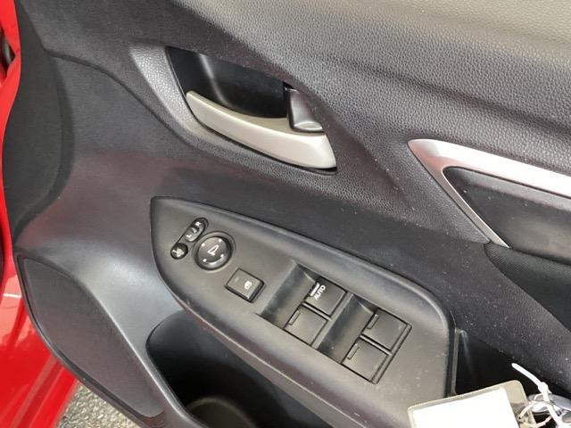 フィット １３Ｇ・Ｌパッケージ　純正メモリナビ　衝突低減ブレーキ　ＥＴＣ　軽減ブレーキ　盗難警報装置　Ｂカメ　Ｓキー　ワンセグ　フルオートエアコン　ナビＴＶ　リモコンキー　サイドＳＲＳ　横滑り防止機能　エアバック　アイスト　ドラレコ（50枚目）