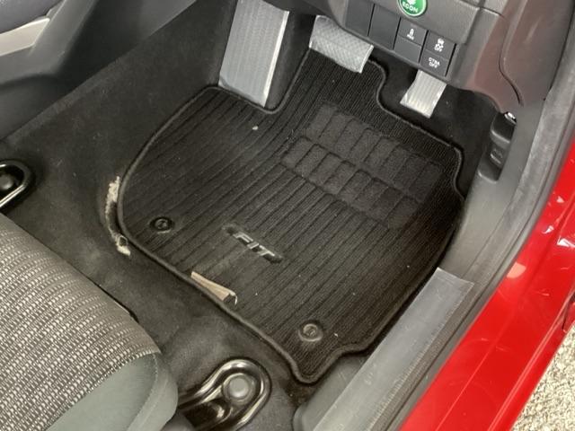 フィット １３Ｇ・Ｌパッケージ　純正メモリナビ　衝突低減ブレーキ　ＥＴＣ　軽減ブレーキ　盗難警報装置　Ｂカメ　Ｓキー　ワンセグ　フルオートエアコン　ナビＴＶ　リモコンキー　サイドＳＲＳ　横滑り防止機能　エアバック　アイスト　ドラレコ（52枚目）