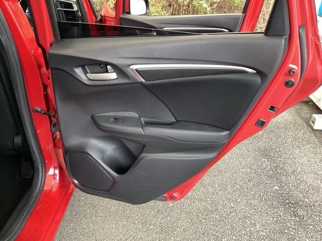 フィット １３Ｇ・Ｌパッケージ　純正メモリナビ　衝突低減ブレーキ　ＥＴＣ　軽減ブレーキ　盗難警報装置　Ｂカメ　Ｓキー　ワンセグ　フルオートエアコン　ナビＴＶ　リモコンキー　サイドＳＲＳ　横滑り防止機能　エアバック　アイスト　ドラレコ（61枚目）