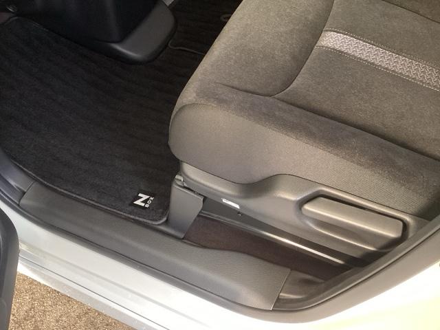 Ｎ－ＢＯＸカスタム Ｇ・Ｌホンダセンシング　純正ナビ　フルセグ　リアカメラ　地デジＴＶ　助手席エアバッグ　キーレス　シートＨ　アイドリングＳＴ　セキュリティーアラーム　スマ－トキ－　ナビＴＶ　ＥＴＣ　前車追従機能　サイドエアバッグ　ＵＳＢ（40枚目）