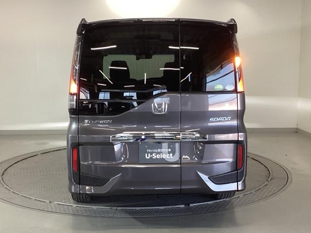 ステップワゴンスパーダ スパーダホンダセンシング　純正ナビ　リア席モニター　ＥＴＣ　盗難防止　助手席エアバッグ　Ｗパワスラ　地デジ　ＬＥＤライト　横滑り防止システム　オートエアコン　リアカメラ　ドライブレコーダー装着車　ＵＳＢ　ナビ＆ＴＶ　三列シート（9枚目）