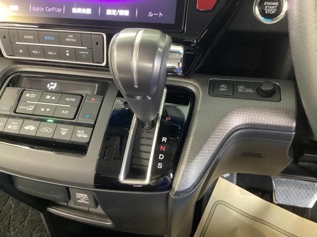 ステップワゴンスパーダ スパーダホンダセンシング　純正ナビ　リア席モニター　ＥＴＣ　盗難防止　助手席エアバッグ　Ｗパワスラ　地デジ　ＬＥＤライト　横滑り防止システム　オートエアコン　リアカメラ　ドライブレコーダー装着車　ＵＳＢ　ナビ＆ＴＶ　三列シート（14枚目）