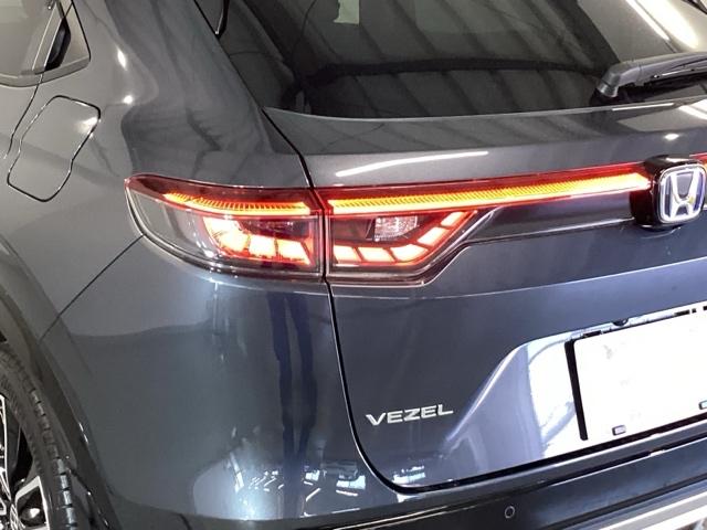 ヴェゼル ｅ：ＨＥＶＺ　純正メモリーナビ　ドラレコ　リアカメラ　衝突回避支援ブレーキ機能　スマキ　Ｐトランク　フルオートエアコン　Ｄレコ　エアバッグ　両席エアバック　Ｒカメ　記録簿付　パワーウィンドウ　ＬＥＤランプ　ソナー（28枚目）