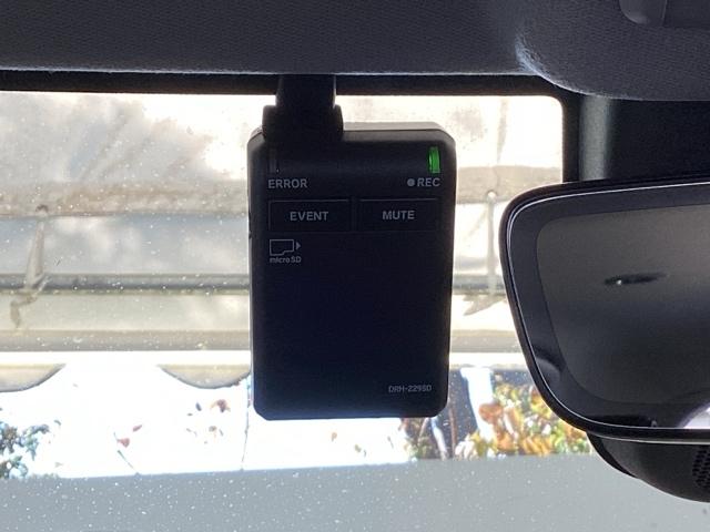 ヴェゼル ｅ：ＨＥＶＺ　純正メモリーナビ　ドラレコ　リアカメラ　衝突回避支援ブレーキ機能　スマキ　Ｐトランク　フルオートエアコン　Ｄレコ　エアバッグ　両席エアバック　Ｒカメ　記録簿付　パワーウィンドウ　ＬＥＤランプ　ソナー（51枚目）