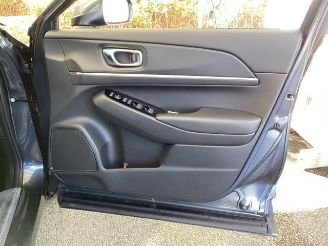 ヴェゼル ｅ：ＨＥＶＺ　純正メモリーナビ　ドラレコ　リアカメラ　衝突回避支援ブレーキ機能　スマキ　Ｐトランク　フルオートエアコン　Ｄレコ　エアバッグ　両席エアバック　Ｒカメ　記録簿付　パワーウィンドウ　ＬＥＤランプ　ソナー（53枚目）