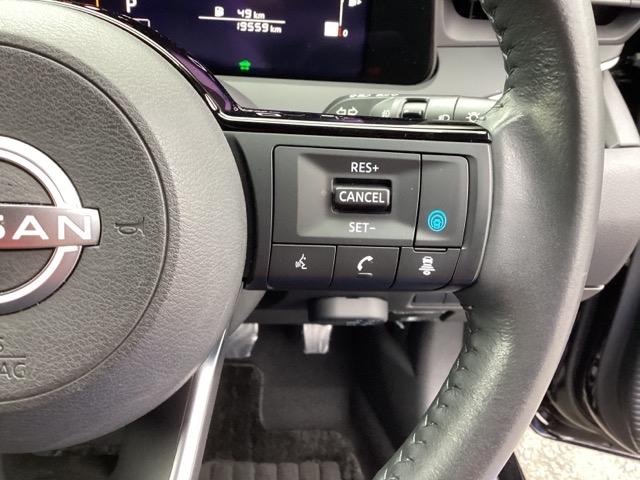 �X�e�A�����O�z�C�[���̉E�����N���[�Y�R���g���[���X�C�b�`�ł��B�A�N�Z���y�_���𓥂܂��Ɉ�葖�s���o����̂ŁA�������H�ł̑��s���O�b�Ɖ��K�ɂȂ�܂��B