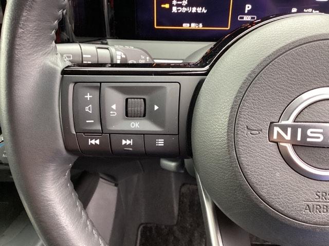 �X�e�A�����O���葤�ɃI�[�f�B�I�֘A�̃R���g���[���X�C�b�`��z�u���Ă��܂��B���쎞�͎�������炷���ƂȂ��^�]�ɏW���ł��܂��B