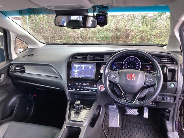 �܂Ԃ��������������炰��A�F�̃n�[�t�V�F�C�h�t�����g�E�B���h�E�����Ă��܂��B�܂��A�v���Y�}�N���X�^�[�Z�p���ڃf���A���t���I�[�g�G�A�R���ŉ��K�ł��B