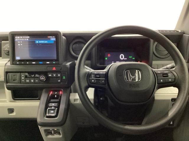 �z���_�����������[�i�r���ڂȂ̂ŁA�����ւ̃h���C�u�����C���������I�X�e�A�����O���葤�ɃI�[�f�B�I�֘A�̃R���g���[���X�C�b�`��z�u���Ă��܂��B���쎞�͎�������炷���ƂȂ��^�]�ɏW���ł��܂�