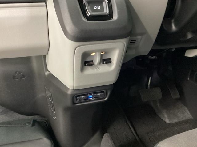 �p���[�E�C���h�E�̃X�C�b�`�̓C���p�l�̐^�񒆃V�t�g�X�C�b�`�̉��ɂ���܂�