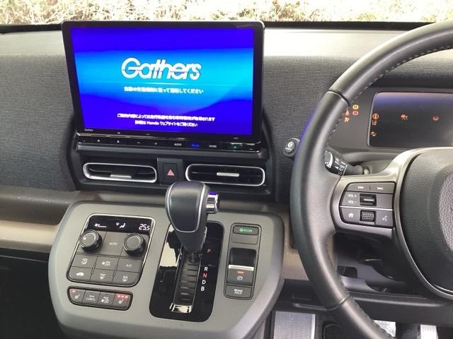 フリード ｅ：ＨＥＶエアーＥＸ　ＥＴＣ／純正ナビ／バックモニター／ホンダセンシング／全周囲カメラ　セキュリティアラーム　横滑り防止　エアコン　ＤＶＤ再生可　クルコン　誤発進抑制機能　アラウンドビューモニター　ナビ＆ＴＶ　三列シート（3枚目）