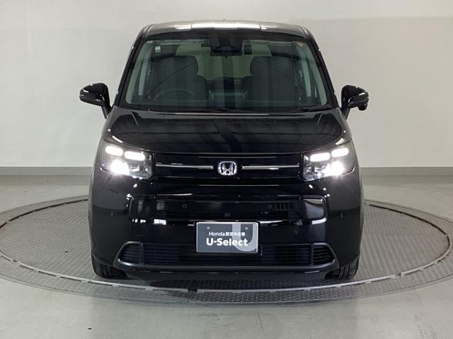 フリード ｅ：ＨＥＶエアーＥＸ　ＥＴＣ／純正ナビ／バックモニター／ホンダセンシング／全周囲カメラ　セキュリティアラーム　横滑り防止　エアコン　ＤＶＤ再生可　クルコン　誤発進抑制機能　アラウンドビューモニター　ナビ＆ＴＶ　三列シート（4枚目）