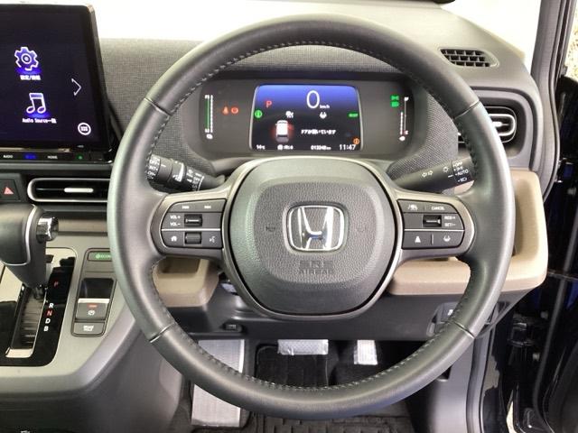 フリード ｅ：ＨＥＶエアーＥＸ　ＥＴＣ／純正ナビ／バックモニター／ホンダセンシング／全周囲カメラ　セキュリティアラーム　横滑り防止　エアコン　ＤＶＤ再生可　クルコン　誤発進抑制機能　アラウンドビューモニター　ナビ＆ＴＶ　三列シート（12枚目）