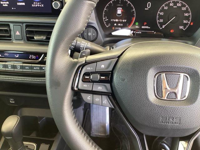 �X�e�A�����O���葤�ɃI�[�f�B�I�֘A�̃R���g���[���X�C�b�`��z�u���Ă��܂��B���쎞�͎�������炷���ƂȂ��^�]�ɏW���ł��܂��B